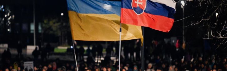 У Словаччині тисячі людей вийшли на антиурядовий мітинг на підтримку України