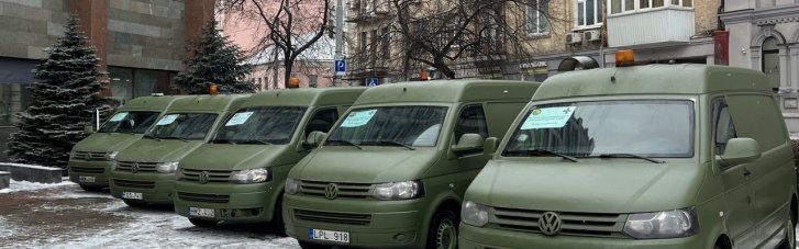 Коллектив "Киевгорстроя" передал автомобили для ВСУ