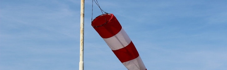 На Прикарпатті шквальний вітер пошкодив будівлю ліцею та маршрутку