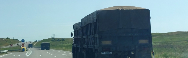 Біля Керчі побачили колону вантажівок із херсонськими номерами (ФОТО)