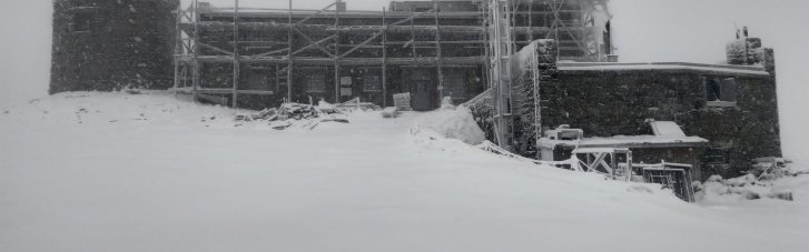 На горі Піп Іван у Карпатах насипало до 10 сантиметрів снігу