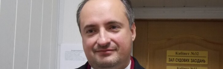 Обвиняемый по делу Вовка скандальный юрист Ростислав Кравец принялся отчитывать посла Швеции в Украине