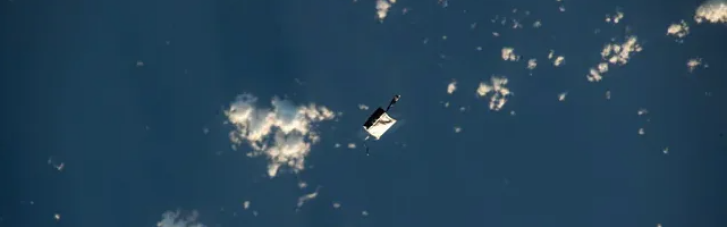 Астронавты потеряли сумку с инструментами в космосе: ее можно разглядеть в бинокль.