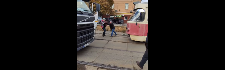 Не поделили дорогу: в Киеве подрались водители трамвая и мусоровоза (ВИДЕО)