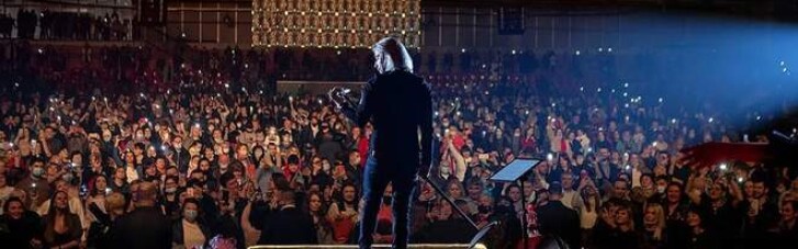 Олег Винник дав концерт для "вовчиць" без масок і у переповненому залі в Броварах (ФОТО)