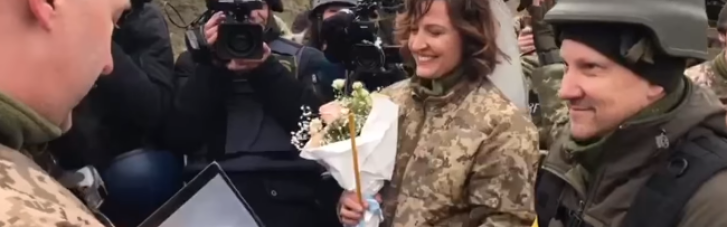 Кличко поздравил влюбленных Лесю и Валерия из ТРО Киева, обвенчавшихся на блок-посту (ВИДЕО)