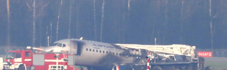 Крушение в аэропорту Шереметьево: появилось видео из салона горящего самолета
