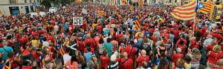Сотни тысяч каталонцев вышли на марш за независимость в Барселоне (ФОТО)