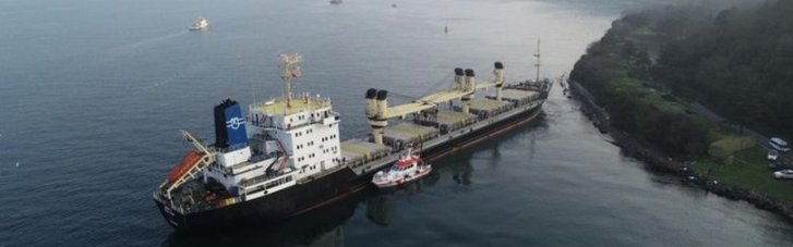 Заблокировавшее Босфор судно с украинским зерном сняли с мели