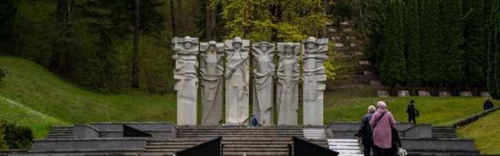 На кладбище в столице Литвы демонтируют советские скульптуры