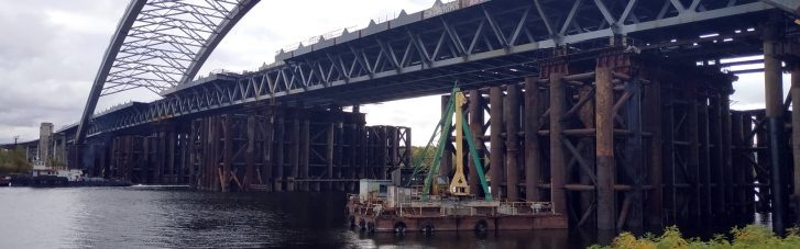 Фіскали підозрюють ухилення від податків при будівництві Подільського мосту