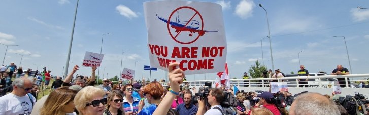 В Тбилиси приземлился первый российский самолет: его встретила акция протеста