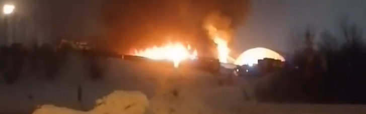 Невже бавовна? У Росії спалахнув один з головних хімічних заводів (ФОТО, ВІДЕО)