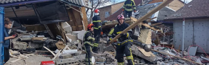 В Киеве мощным взрывом разрушило здание, спасатели ищут возможных пострадавших
