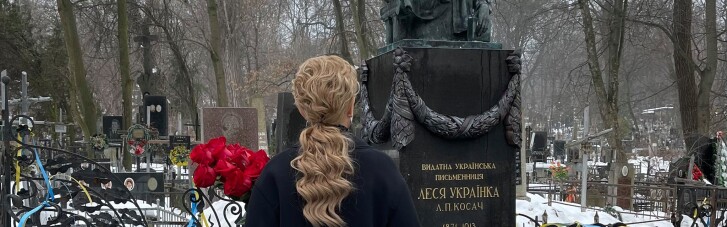 Тимошенко выложила одинокое фото среди могил