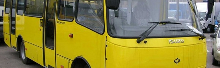 "Без манікюру і вій!" В одній із маршруток Києва водій вивісив дивні оголошення (ФОТО)