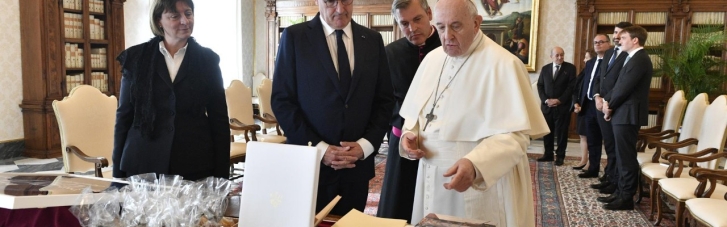 Прем'єр Франції подарував Папі Римському Франциску футболку ПСЖ з автографом Мессі