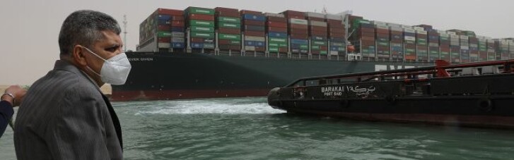 Затор у Суецькому каналі: застрягле судно вдалося зрушити з місця