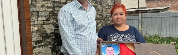 Скриньку замість чоловіка: вдовам російських окупантів вручають "Короб пам'яті" (ФОТО)