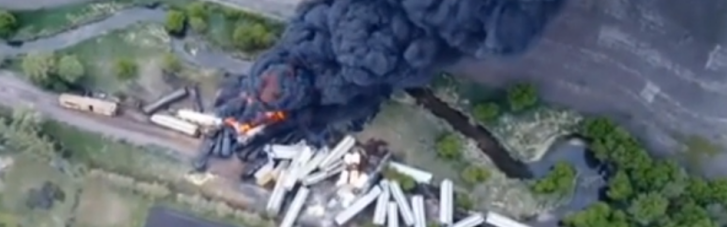 В США сошли рельсов и загорелись полсотни вагонов с химикатами (ФОТО, ВИДЕО)