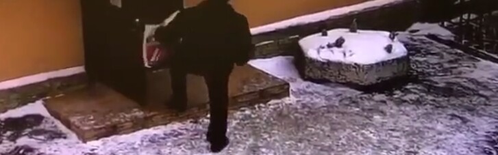 Вооруженное нападение россиянина на украинское консульство сняли на видео