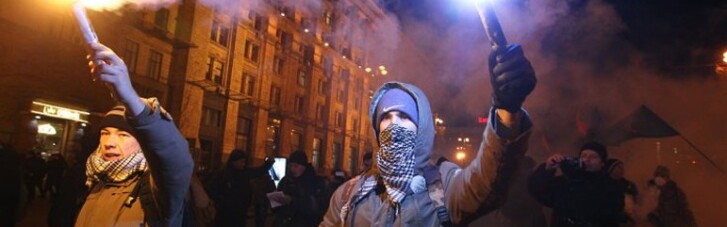 Свечи, покрышки и погром "Сбербанка". Как в Киеве отметили годовщину двух революций (ФОТО)