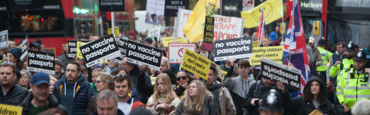 Гібридний вірус. Кому потрібні протести антивакцинаторів у Європі