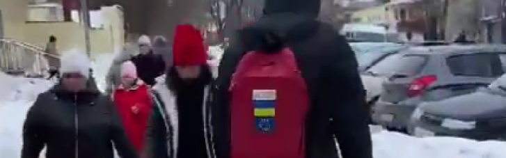"Пішов геть": у Росії володар рюкзака з українським прапором "відшив" незадоволеного "патріота" (ВІДЕО)
