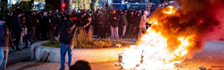Сожженные авто и водометы: в Нидерландах COVID-протесты переросли в беспорядки (ВИДЕО)