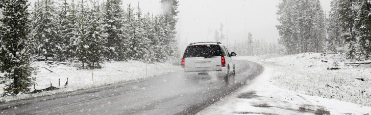 Снежные переметы до 2 м, грузовики стоят на обочине: что натворила непогода в регионах Украины