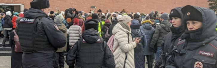 У Москві "запакували" журналістів, які знімали акцію дружин мобілізованих, – росЗМІ (ВІДЕО)
