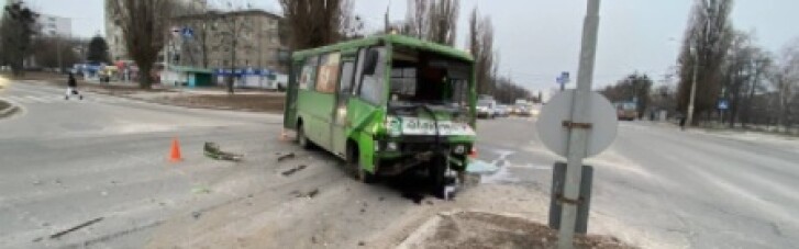 В Харькове маршрутка столкнулась с "КамАЗом": есть пострадавшие (ФОТО)
