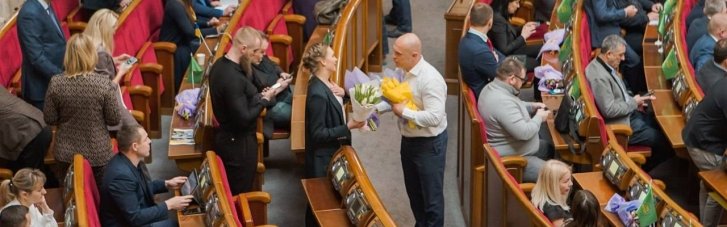 Кива погрожує "повернути" 8 березня українкам: із роздачею квітів у Раді (ФОТО)