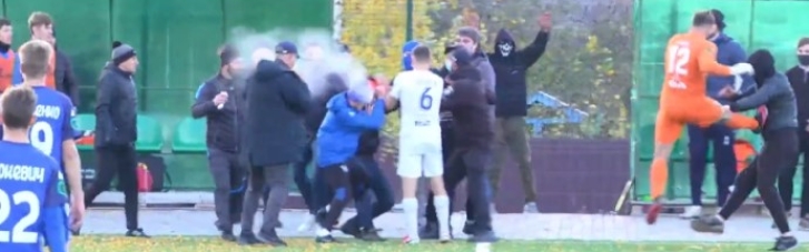 Футбол: матч Другої ліги України закінчився бійкою на полі між вболівальниками (ВІДЕО)