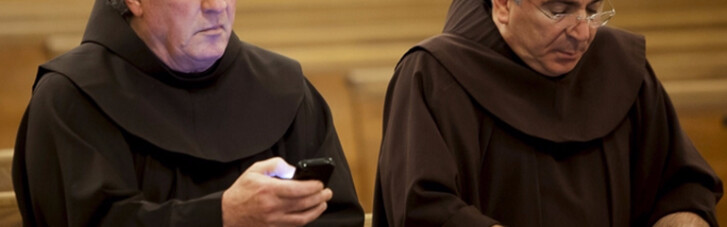 Служити двом богам. Чому Ватикан ополчився на смартфони