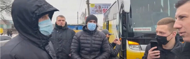 Нацкорпус остановил автобус с группой поддержки "телеканалов Медведчука" (ВИДЕО)