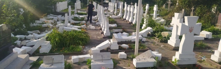 На Львовщине парень разгромил кладбище (ФОТО)