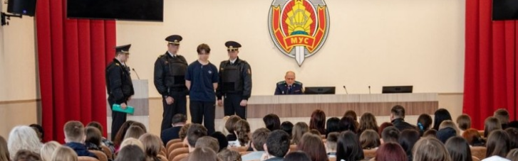 В Беларуси силовики напугали учеников колледжа показательным арестом в актовом зале (ФОТО)