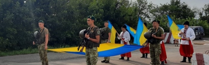 Всех, кто будет пересекать КПВВ "Новотроицкое", будет встречать флаг Украины (ФОТО)