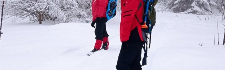 На Закарпатті в горах заблукав турист, який поїхав кататися на снігоході (ФОТО)