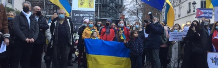 В Париже украинцы провели митинг против российской агрессии (ФОТО)