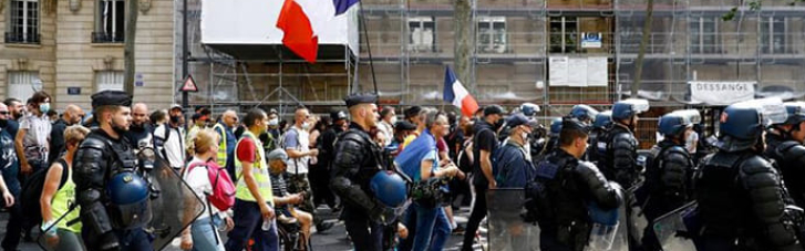 Во Франции демонстранты подрались с полицией на акции против "паспортов здоровья" (ФОТО, ВИДЕО)