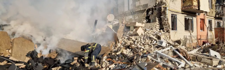 Бомбардировка Купянска: спасатели достали из-под завалов тело женщины (ВИДЕО)