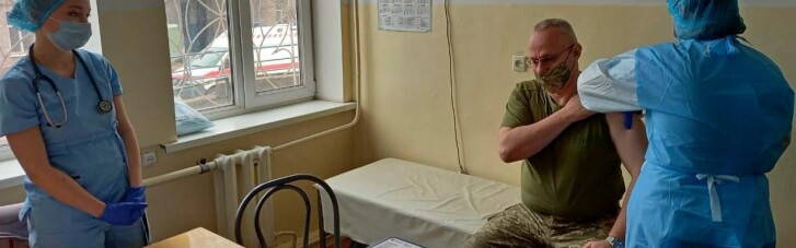 Главнокомандующий ВСУ Хомчак получил прививку от COVID-19