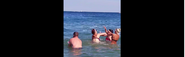 Розкололо релігійне питання: на пляжі в Одесі жінки побилися на очах у дитини (ВІДЕО)