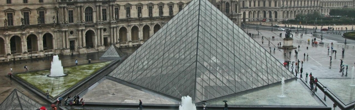 Бывшего руководителя Лувра подозревают в торговле древностями, — СМИ