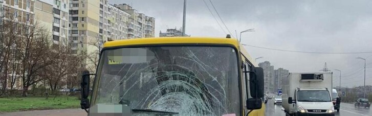 У Києві маршрутка насмерть збила жінку біля пішохідного переходу (ФОТО)