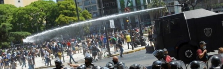 Прощание с Марадоной в Буэнос-Айресе переросло в массовые беспорядки (ВИДЕО)