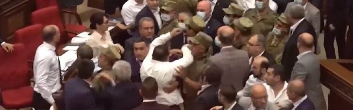 В парламенті Вірменії жорстоко побилися депутати, журналістам заборонили знімати (ВІДЕО)