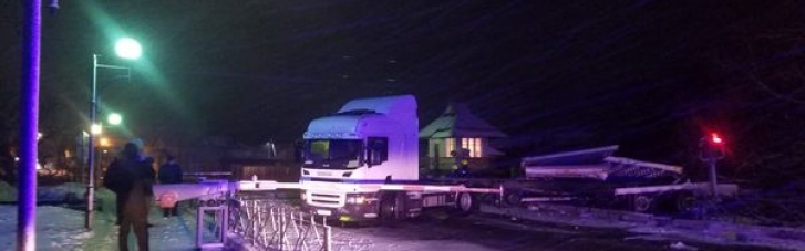 Под Ровно столкнулись пассажирский поезд и грузовик, есть пострадавший (ФОТО)